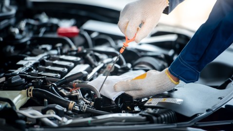 Revisando el aceite de motor.