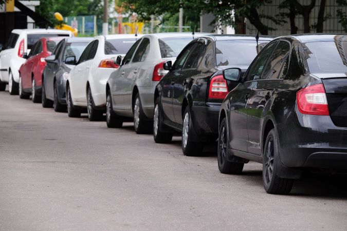 припаркованные автомобили