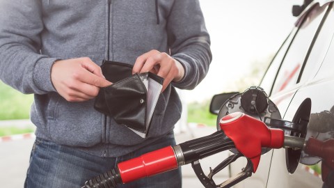 Cargando gasolina.