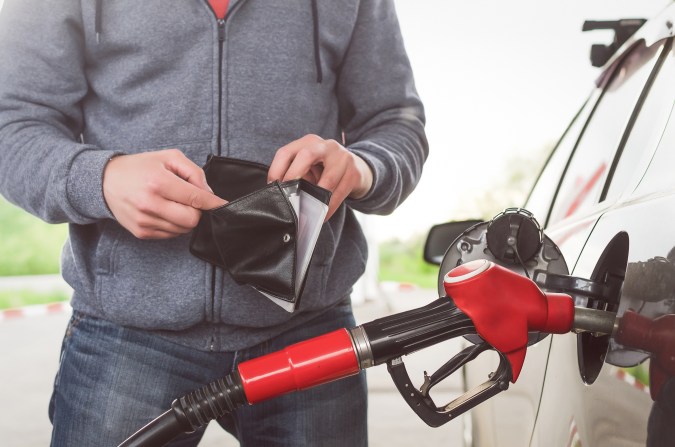Cargando gasolina.