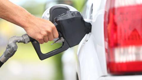 Poniendo gasolina al auto