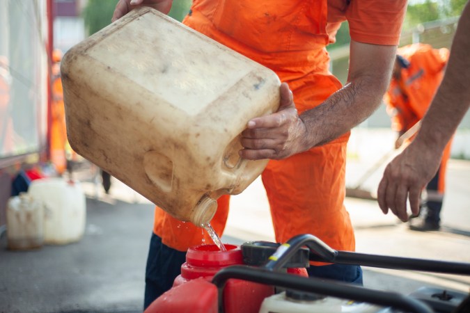 como tirar gasolina de forma correcta