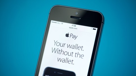 Foto de un teléfono mostrando la aplicación Apple Wallet
