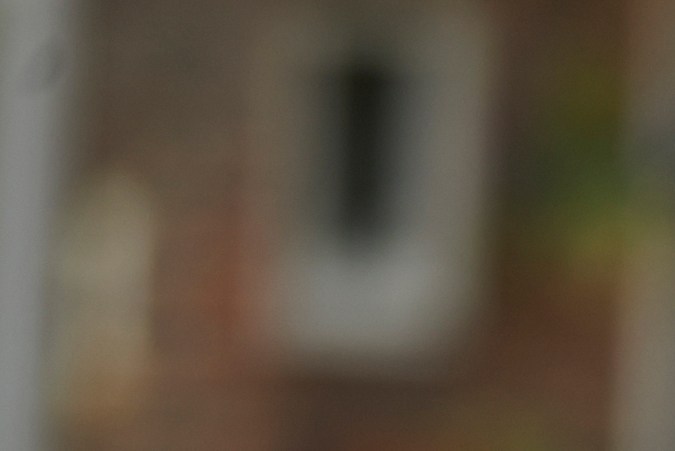 Foto de una mujer tomando una multa del parabrisas de su auto