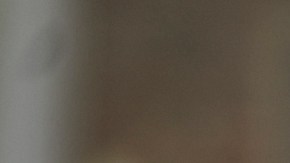 Foto de una mujer tomando una multa del parabrisas de su auto