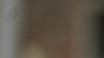 Foto de una mujer tomando una multa del parabrisas de su auto