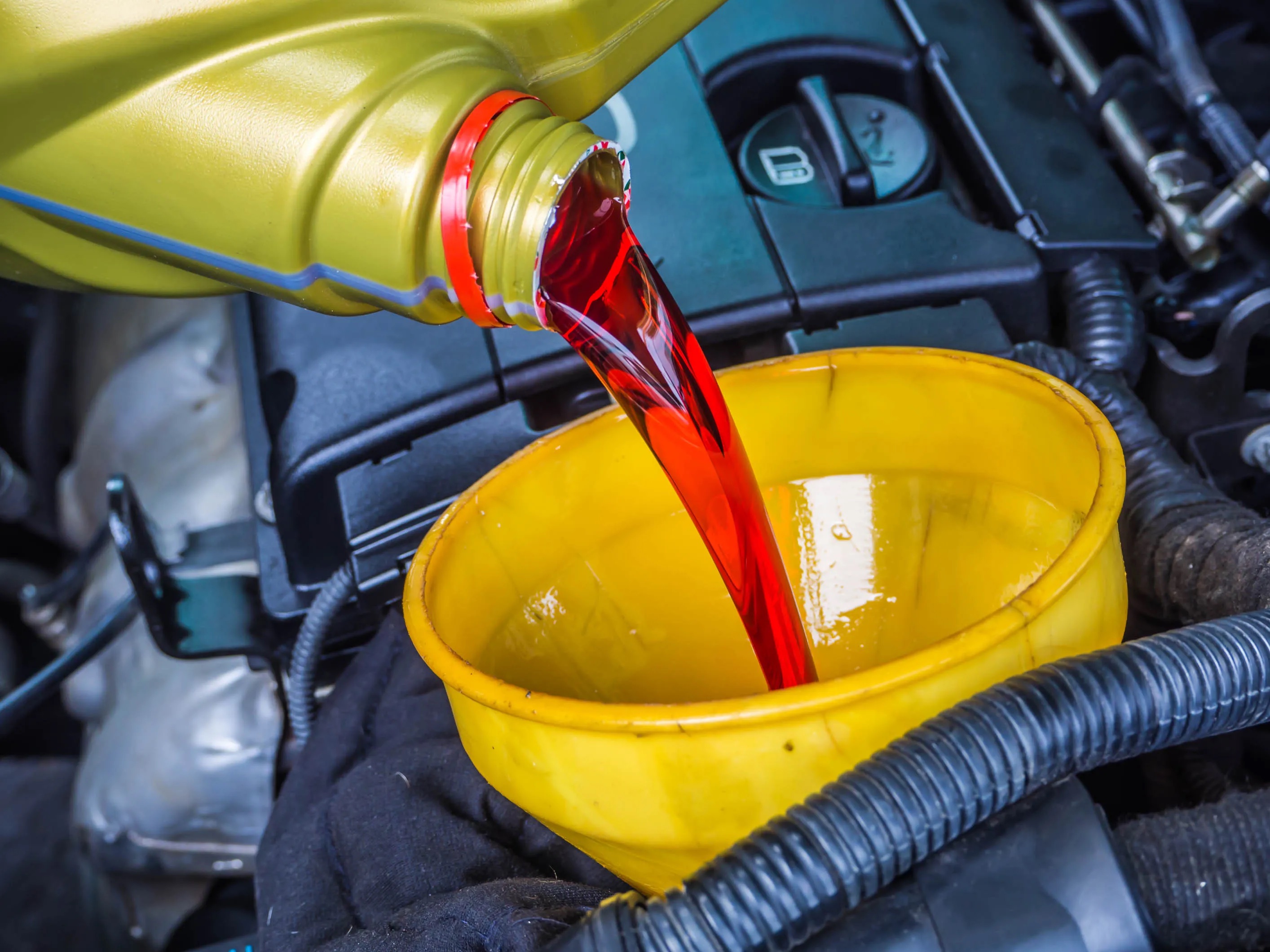5 de los mejores embudos para poner aceite en tu motor - Siempre Auto