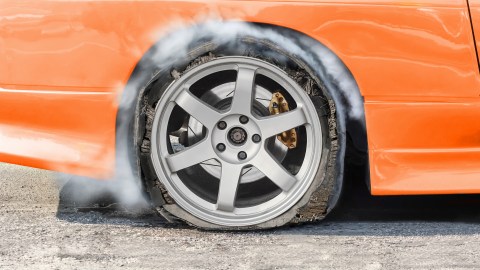 Auto con llanta explotada.