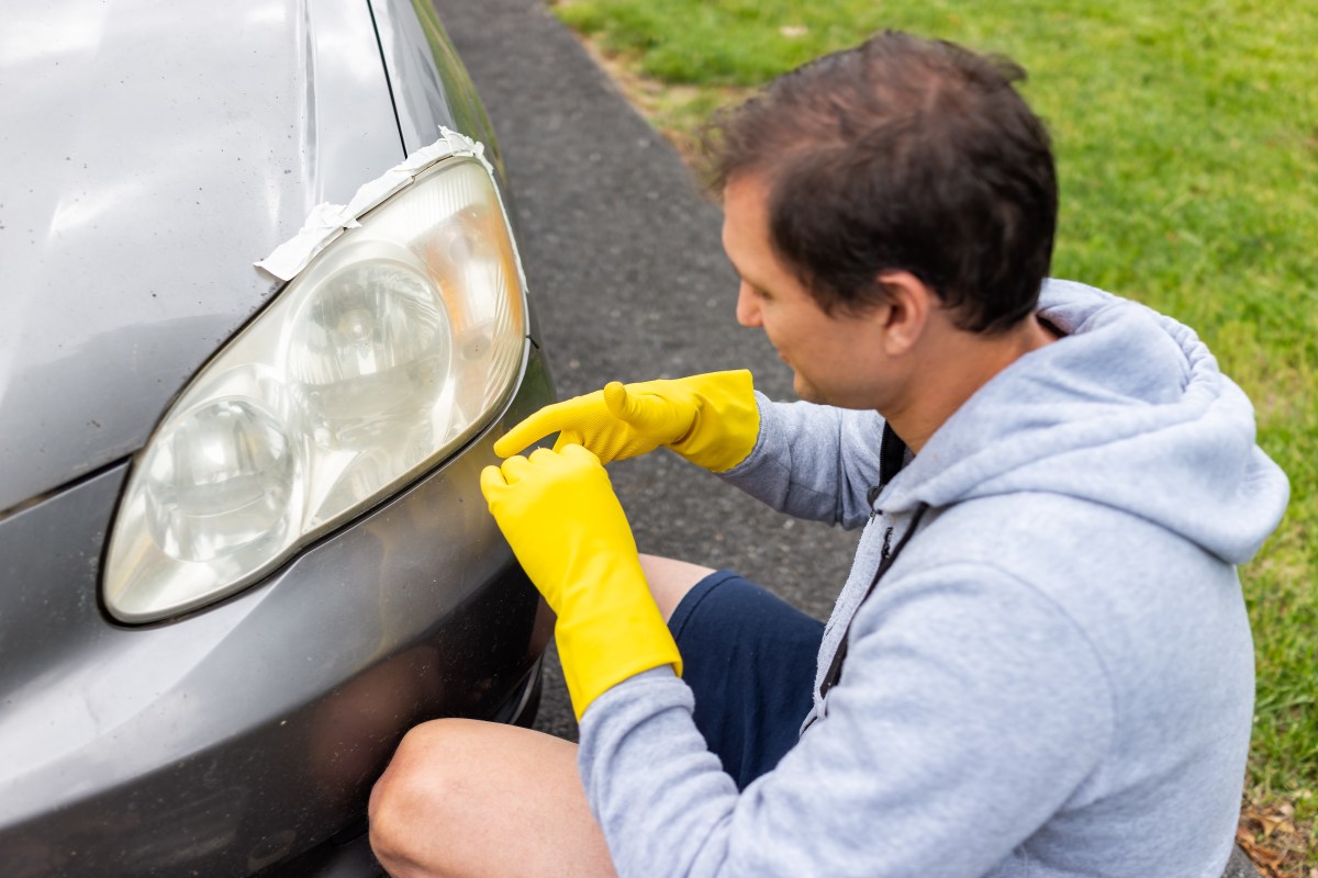 Cómo limpiar los faros del coche con pasta de dientes y otros trucos caseros