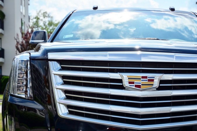 Frente de camioneta Cadillac.