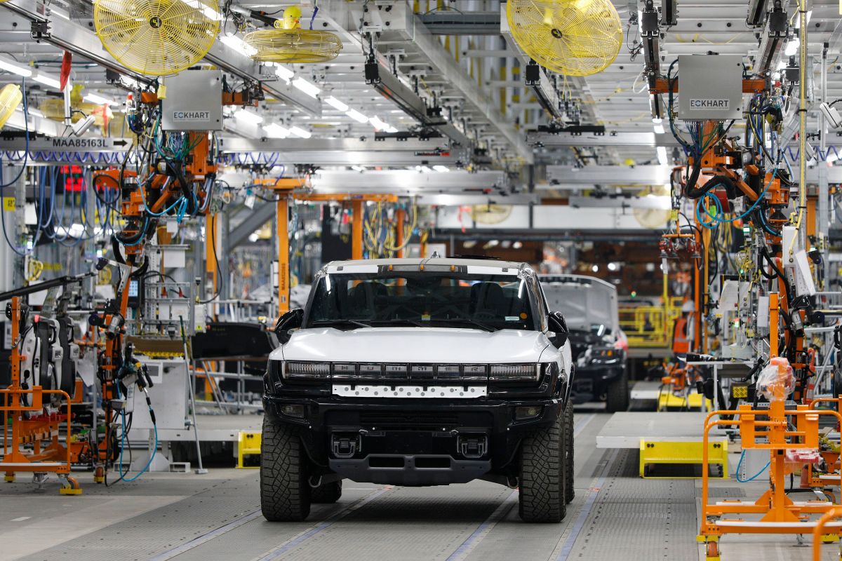 General Motors busca incrementar la producción de su Hummer EV ante la alta demanda recibida.