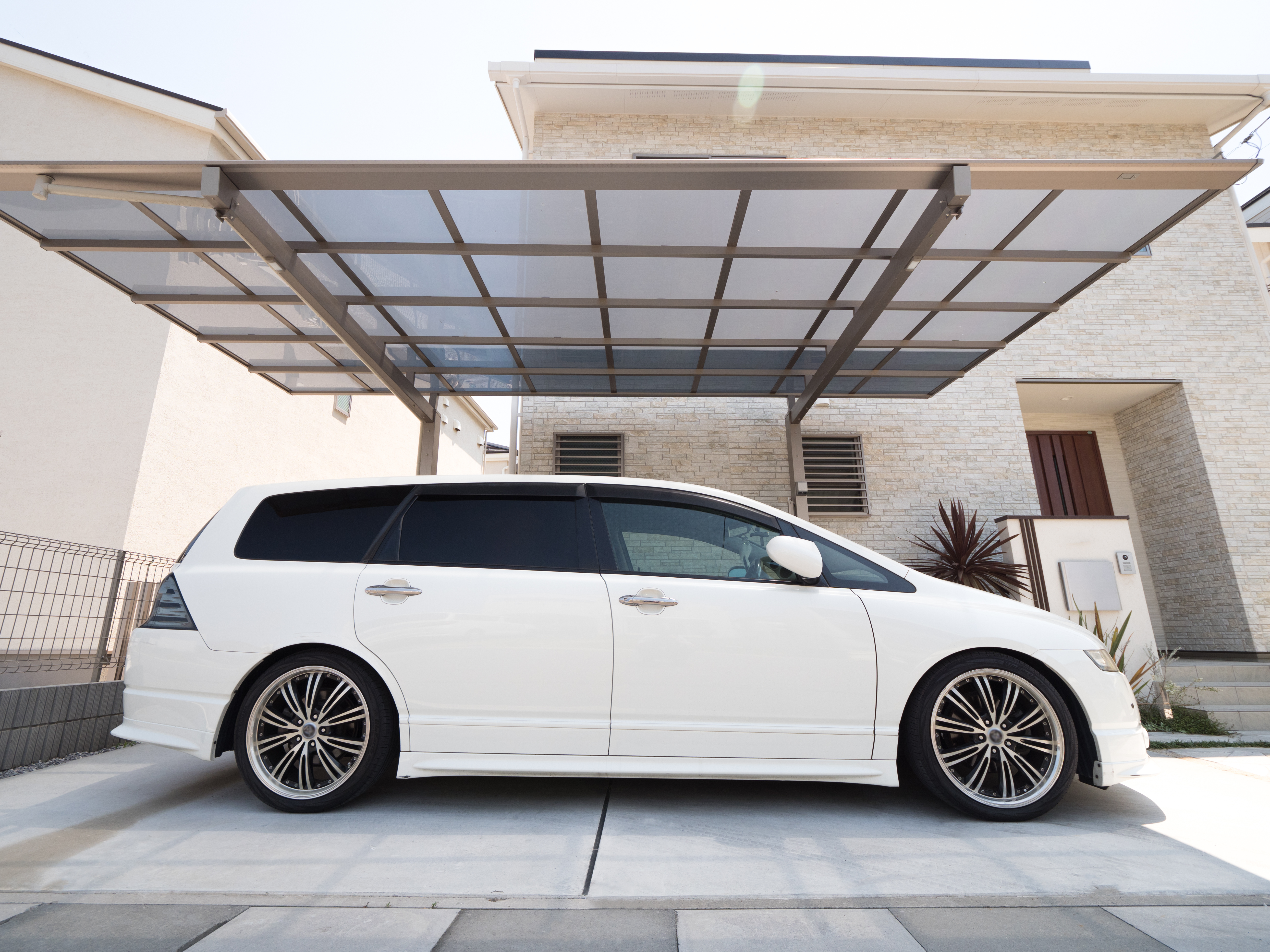 Minivan debajo de un carport.