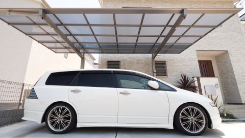 Minivan debajo de un carport.