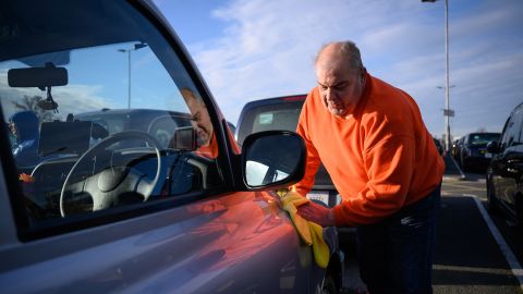 Paso a paso, cómo limpiar el auto en seco