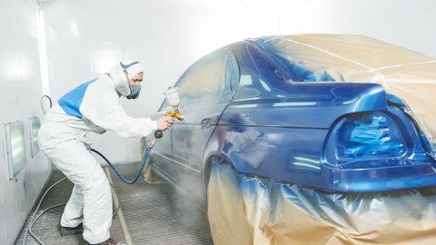 Pintando un auto.