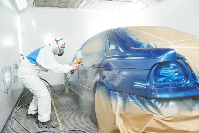 Pintando un auto.