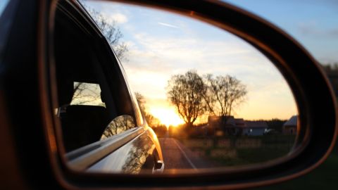 Ventana de auto abierta.