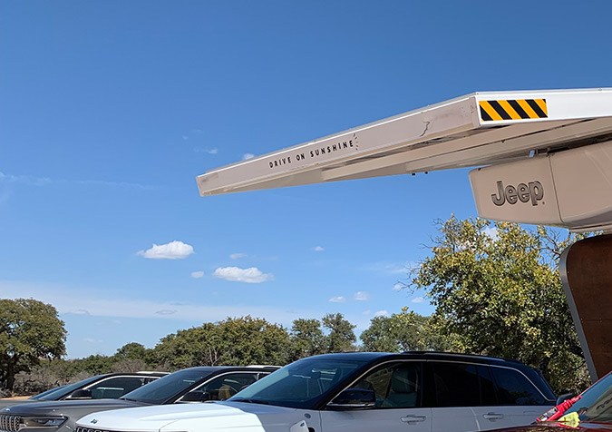 Dos Jeep Grand Cherokee 4xe cargando las baterías durante la prueba de manejo que hicimos en Austin, Texas.
