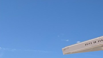 Dos Jeep Grand Cherokee 4xe cargando las baterías durante la prueba de manejo que hicimos en Austin, Texas.