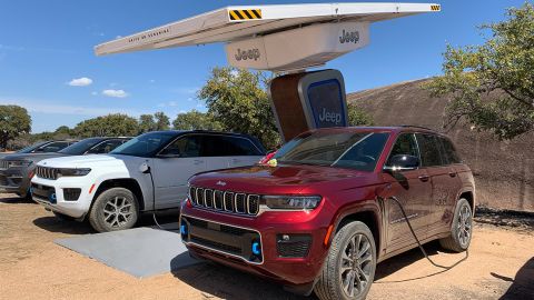 Dos Jeep Grand Cherokee 4xe cargando las baterías durante la prueba de manejo que hicimos en Austin, Texas.