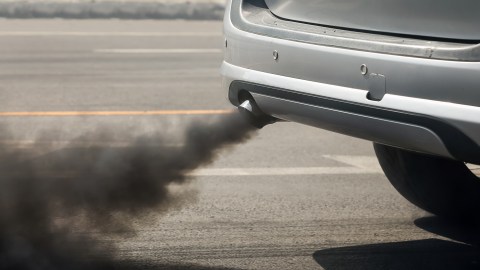 Auto expulsando humo negro.