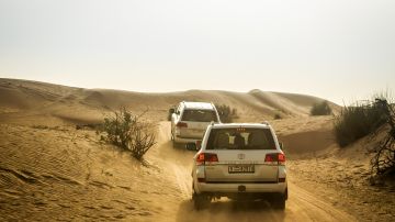 autos en el desierto.
