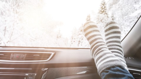 Por qué el copiloto no debe tener los pies en el tablero