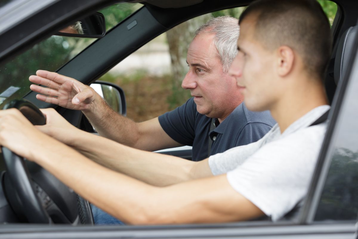 Antes de enseñar a manejar a alguien, debes de saber si eres buen conductor.
