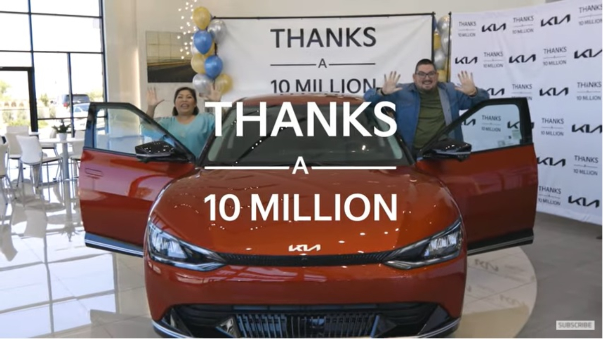Kia celebra la venta de su auto número 10 millones en Estados Unidos.