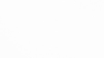 Foto de una mujer que usa el teléfono mientras su auto está siendo remolcado por la grúa