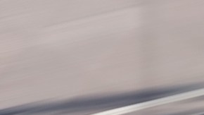 Foto de una grúa llevando un auto por la