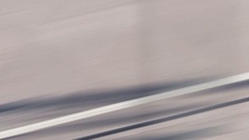 Foto de una grúa llevando un auto por la