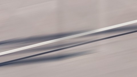 Foto de una grúa llevando un auto por la