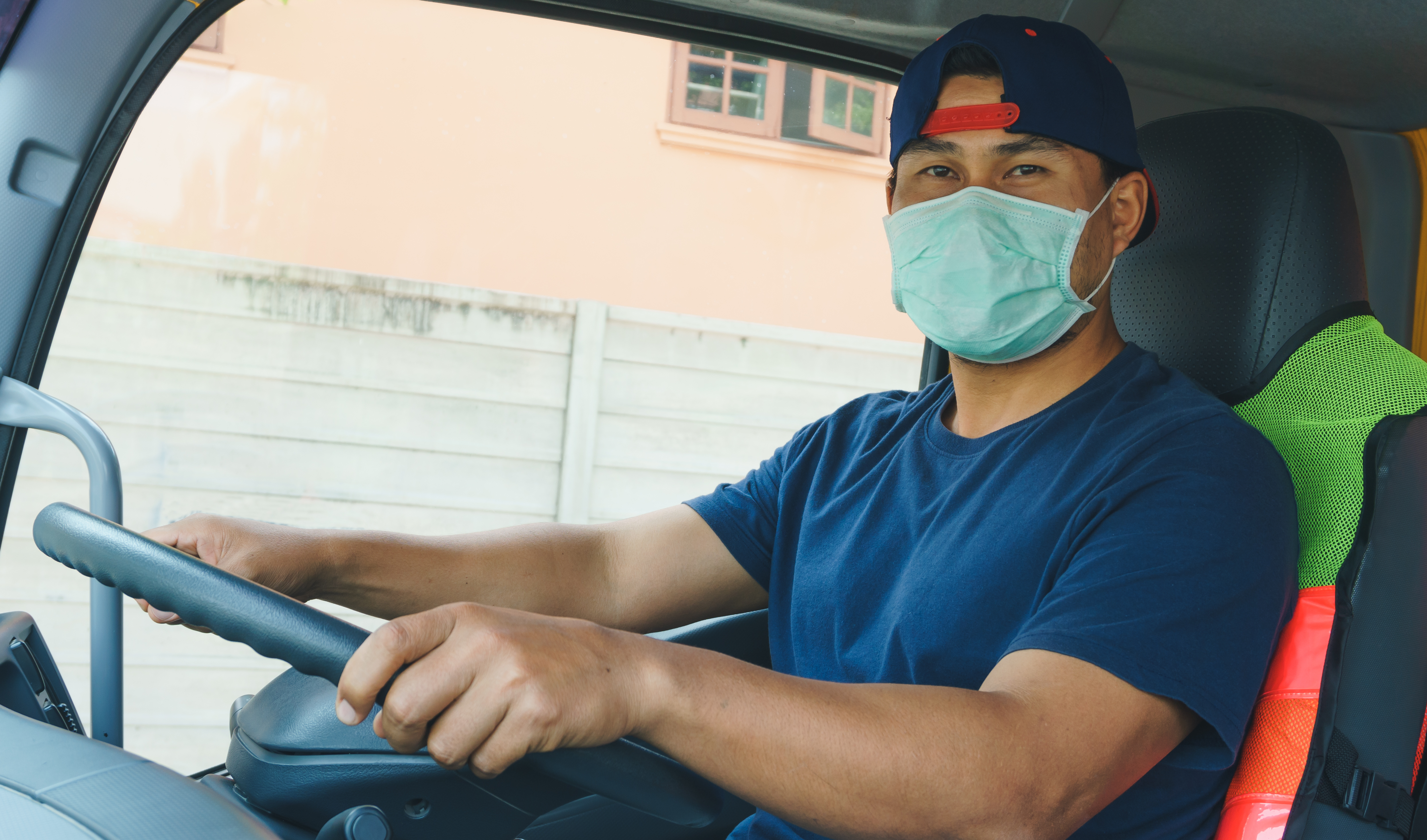 Foto de un conductor al volante con una mascarilla