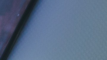 Foto de un conductor al volante con una mascarilla