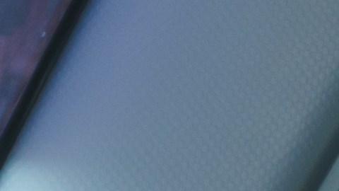 Foto de un conductor al volante con una mascarilla