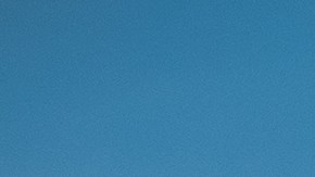 Foto de una grúa llevando un automóvil