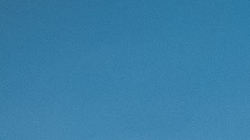 Foto de una grúa llevando un automóvil