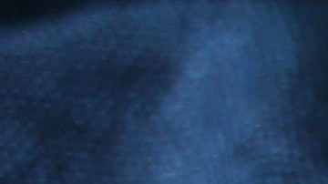 Foto de las manos de un hombre revisando papeles