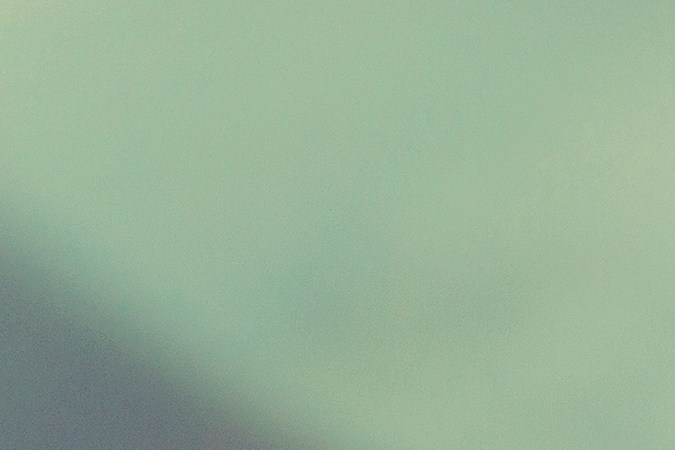 Foto de la mano de una persona recogiendo una multa de estacionamiento