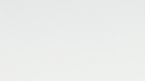 Foto de un policía asignándole una boleta a una mujer que conduce