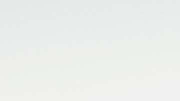 Foto de un policía asignándole una boleta a una mujer que conduce