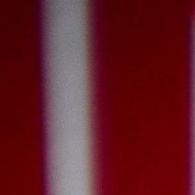 Foto de una persona colocando el sticker de registro en una placa de matrícula