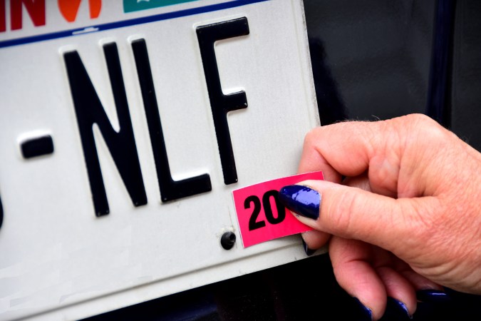 cuánto debo de placas del auto