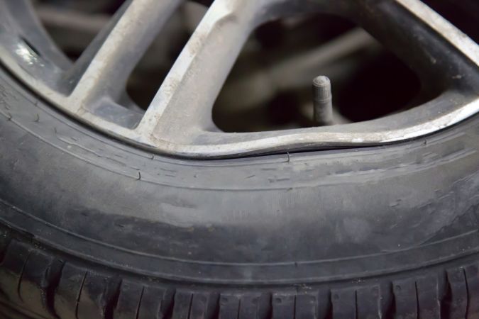 Как отремонтировать погнутые колесные диски на вашем автомобиле