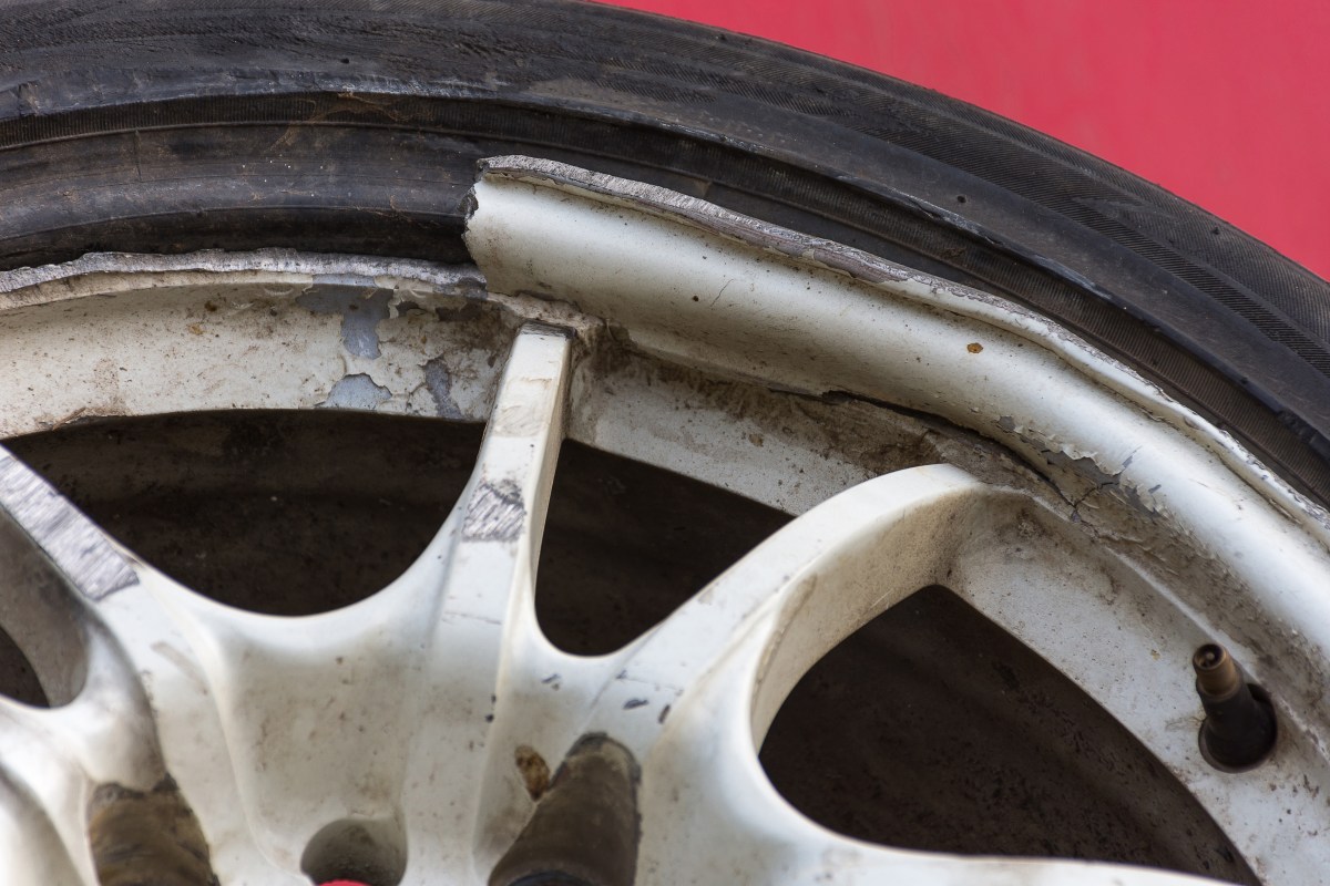 Cuán posible es reparar los rines doblados del auto