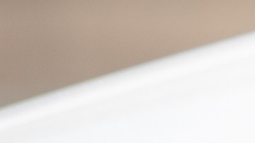 Foto de una mujer conduciendo con documentos en la mano