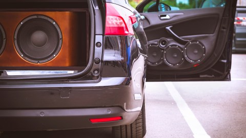 Auto con audio.