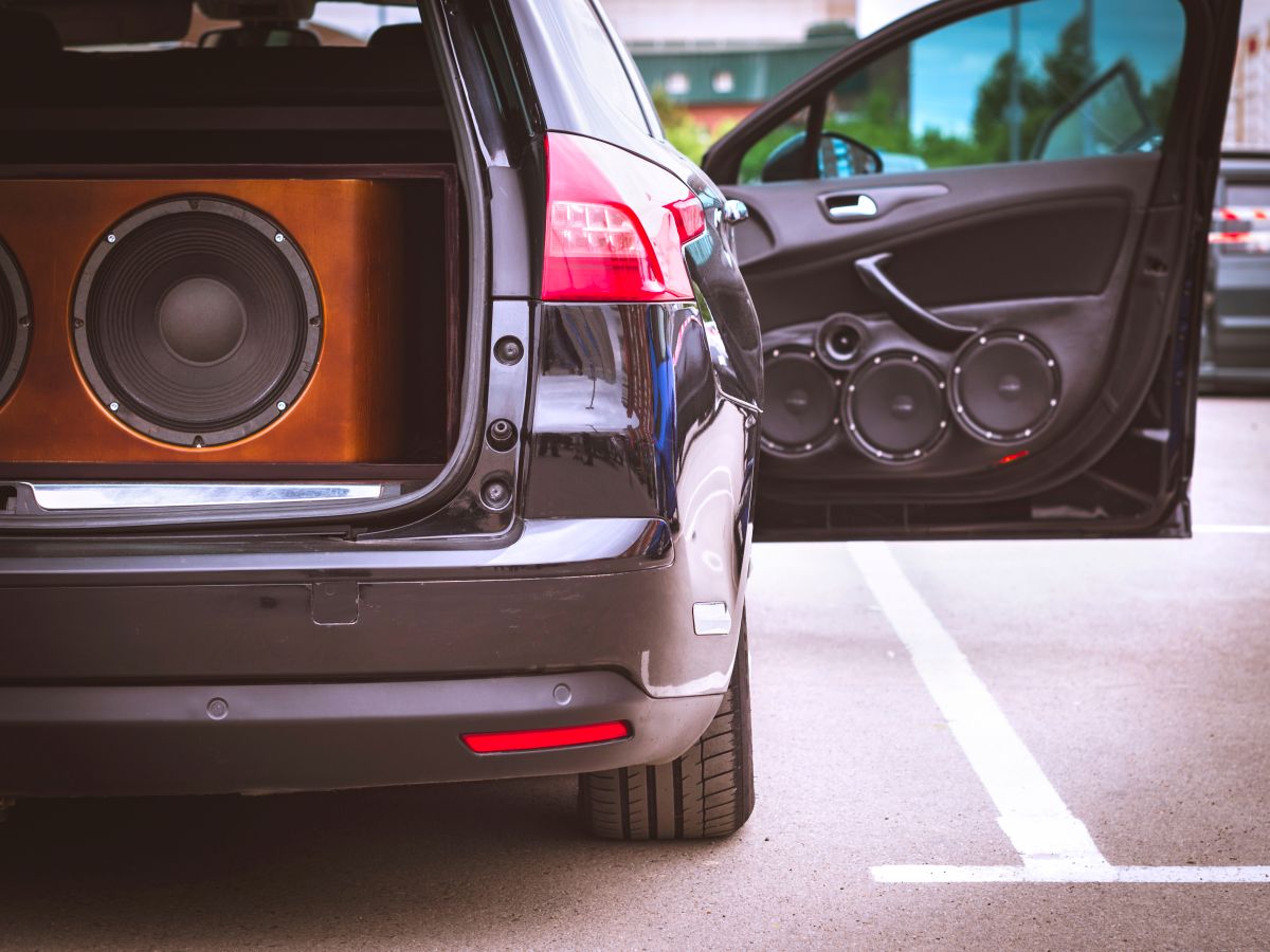 Los errores al elegir un sistema de audio para auto son comunes. 
