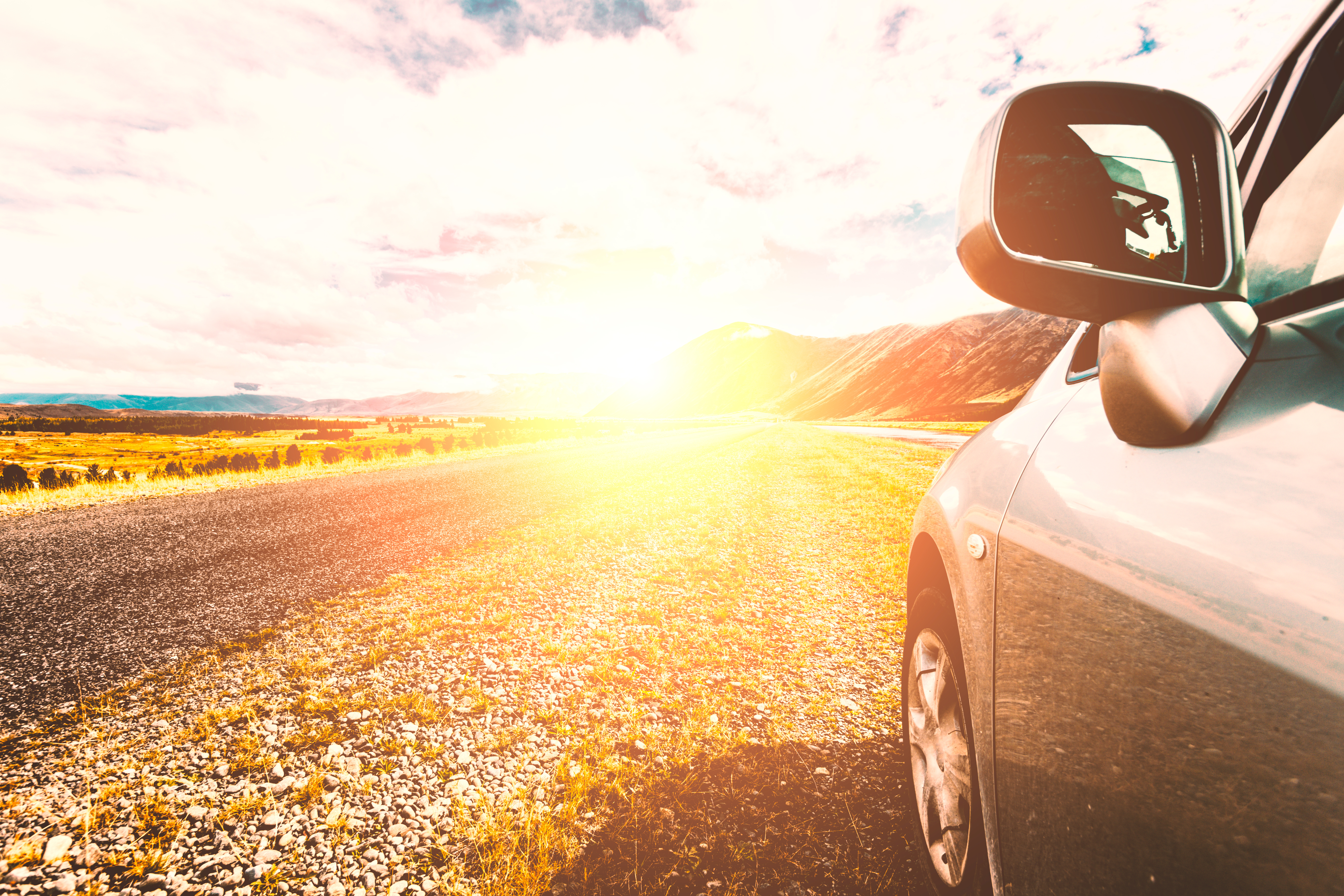 Auto frente fuertes rayos solares.